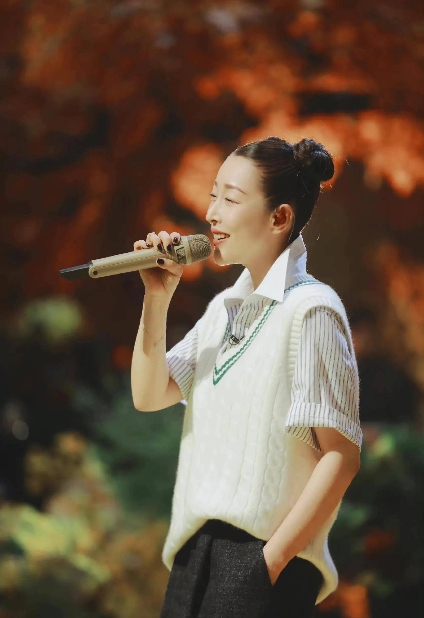 然而,孙悦从未放弃自己,最终她幸运地遇到了现在的富豪老公吴飞舟,过