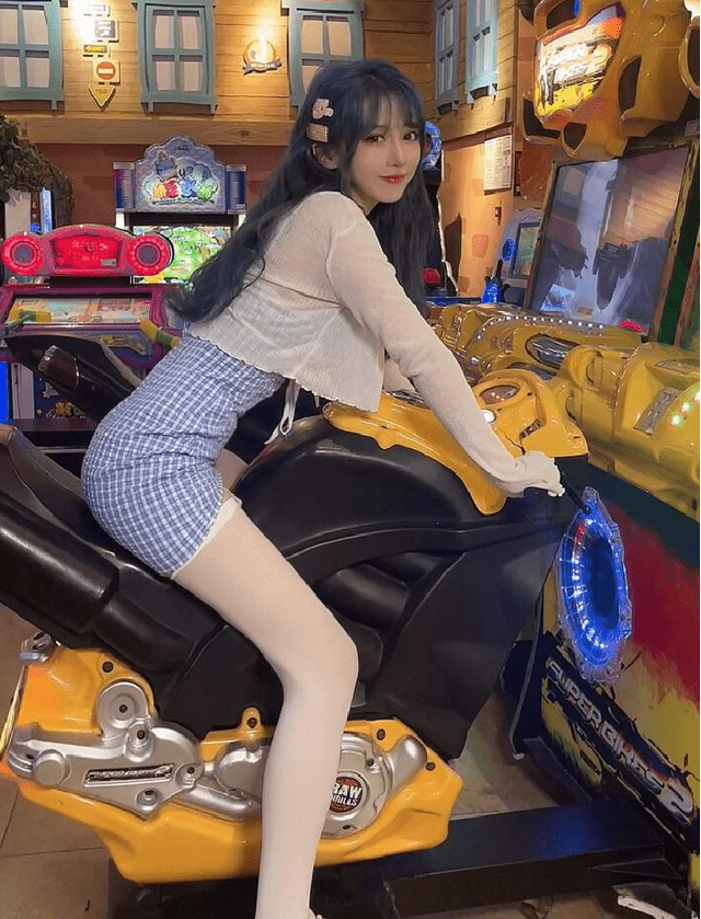 呆妹:黑丝旗袍!比基尼套装!你们管这叫对a?_网络_素材_评论