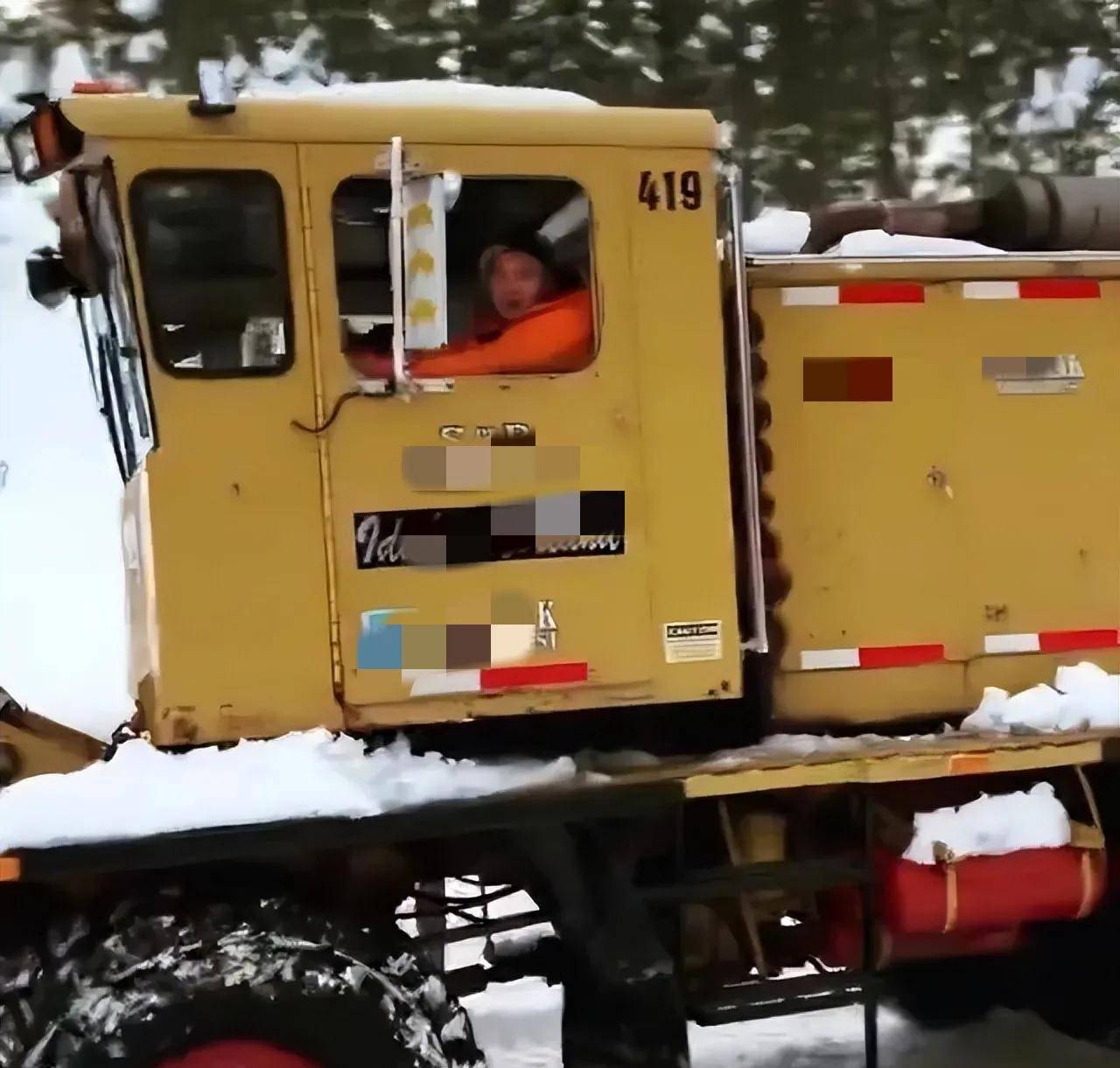 "鹰眼"扮演者被铲雪车碾压进icu,刚宣布要主演《泽连斯基》_杰瑞米