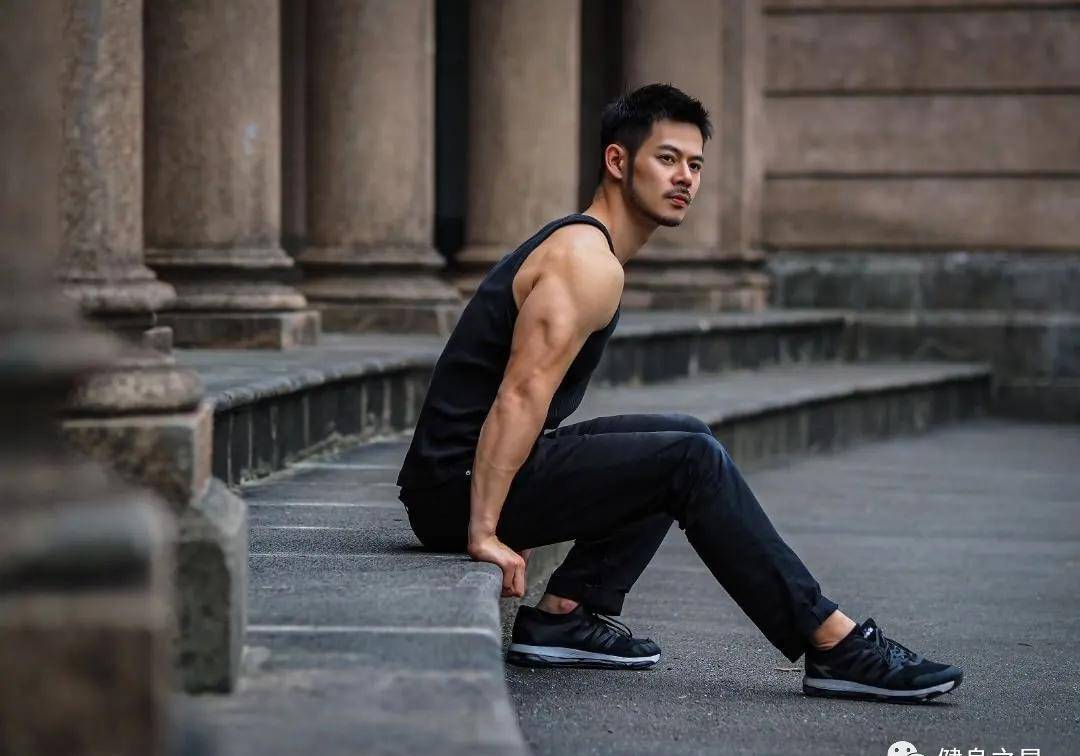 他是来自台的混血男模,爱撸铁也爱街健,这样的身材很有范_萧郁轩_健身