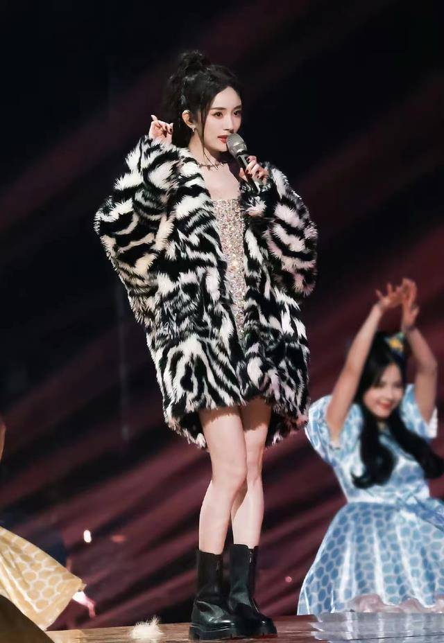 杨幂尽力营造新年氛围,不料遭全网"性凝视",身材好也有罪吗?