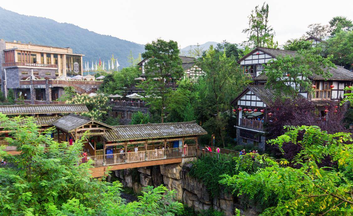 很多鲜有人知的小众景点,比如今天我们要说到的这个叫做七里坪的景区