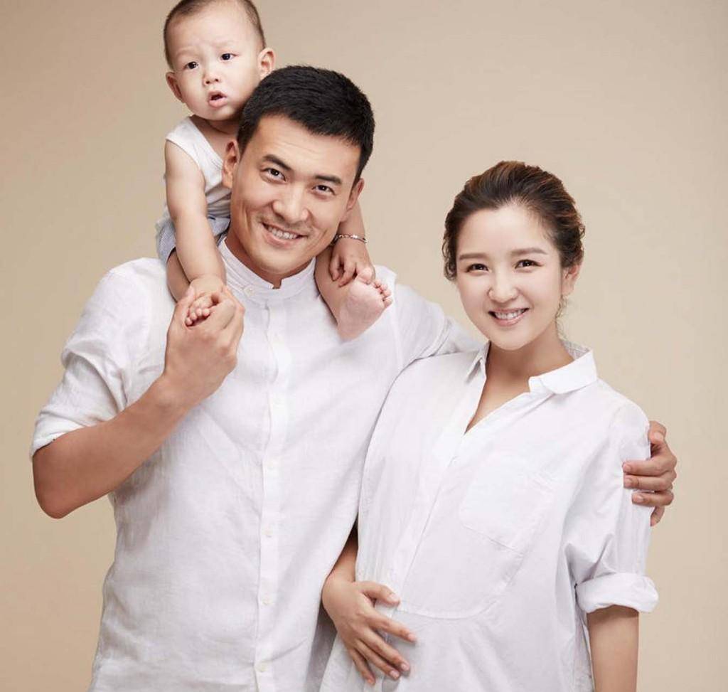 面对老婆极其不稳定的情绪,赫子铭每次都会主动去安抚老婆,吵架时也会