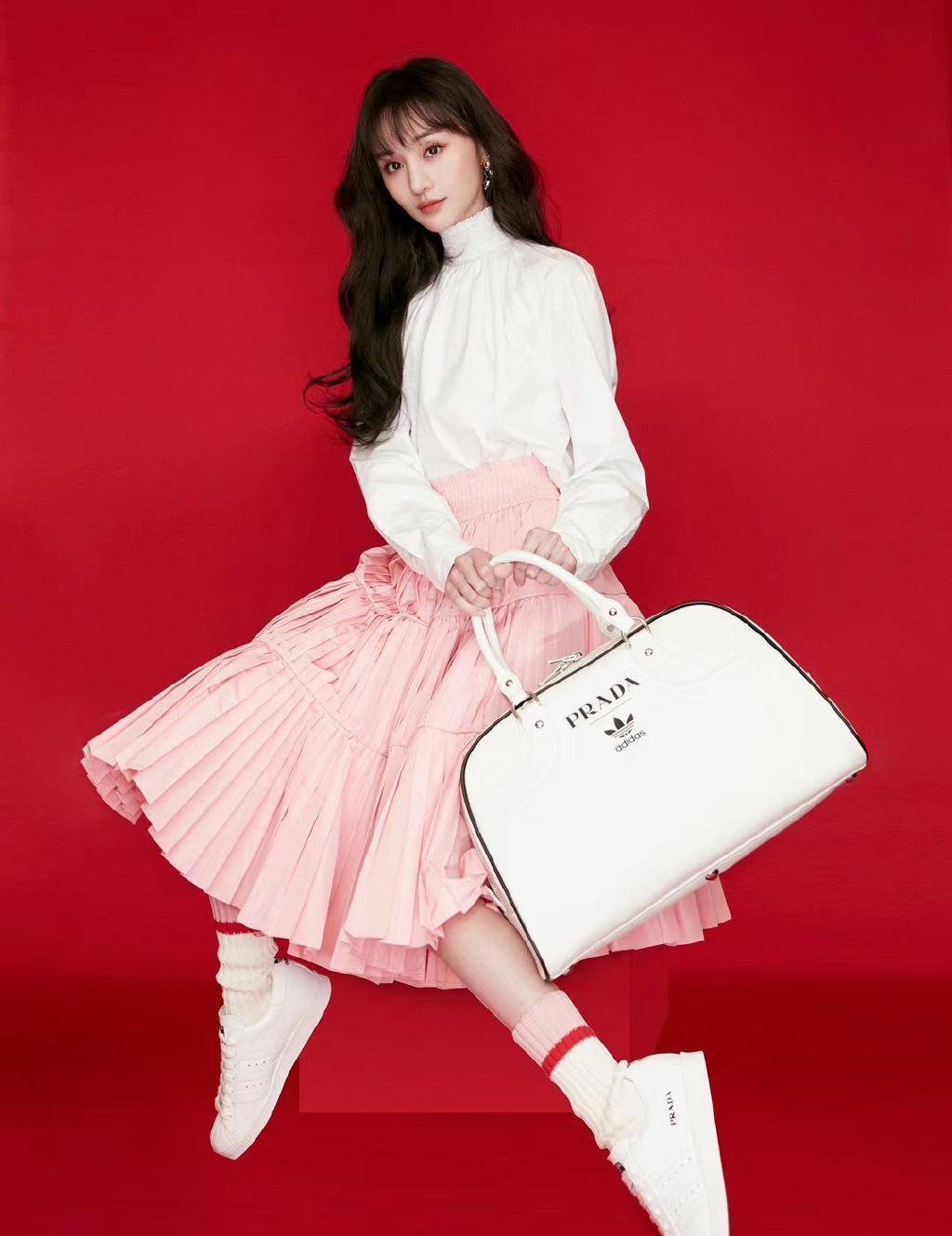 郑爽简直不像29岁的人,穿粉色百褶裙配长直发,精致得像洋娃娃_造型_穿