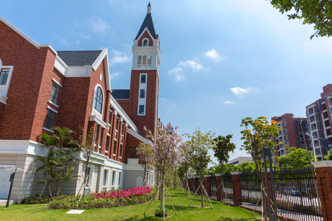 不论从学校设备,环境,还是从家长最看重的教学升学成果来说,美伦国际