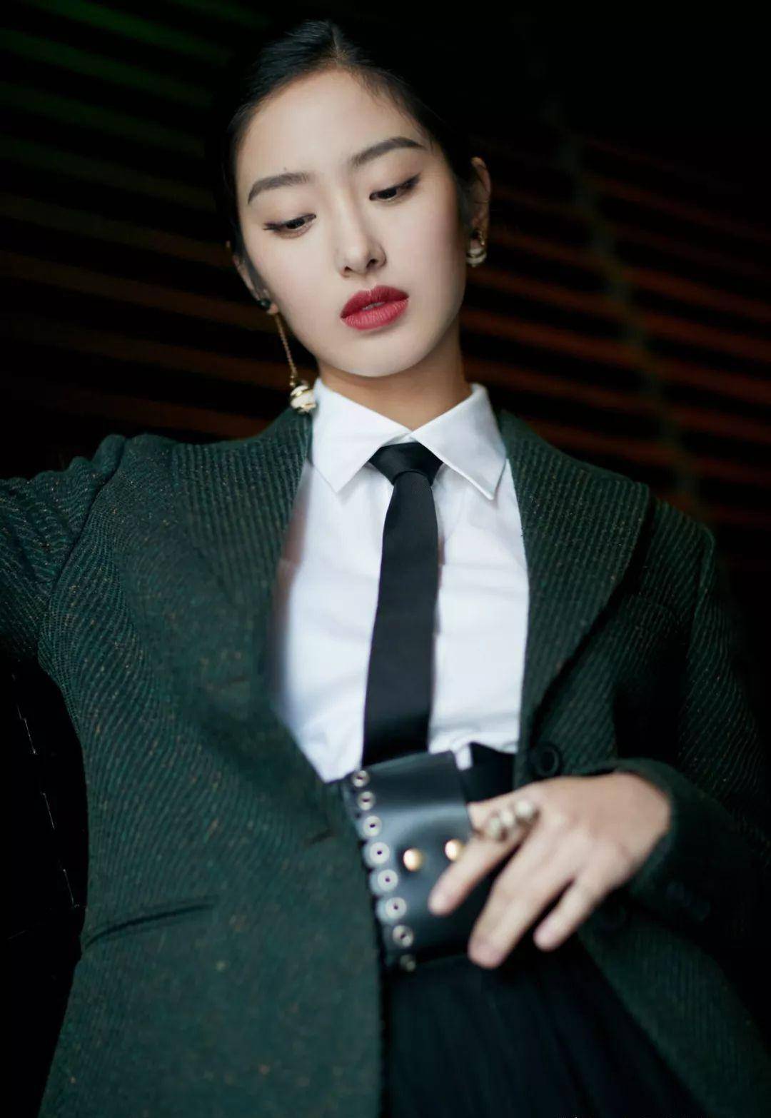 迪丽热巴,杨幂带你诠释"恶女风",高冷又气质_五官_女生_女明星