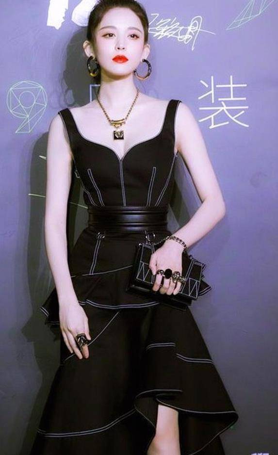 古力娜扎一袭黑色吊带裙,少女感十足,纤细身材美的有气质_活动_签名