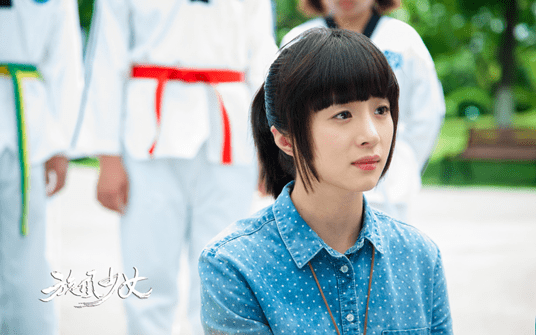 难怪看《旋风少女》中的戚百草眼熟,小时候的qq头像就是她,从小美到大