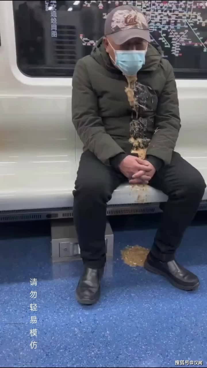 地铁内老人呕吐不停,令人质疑身体不适还是饮酒后?