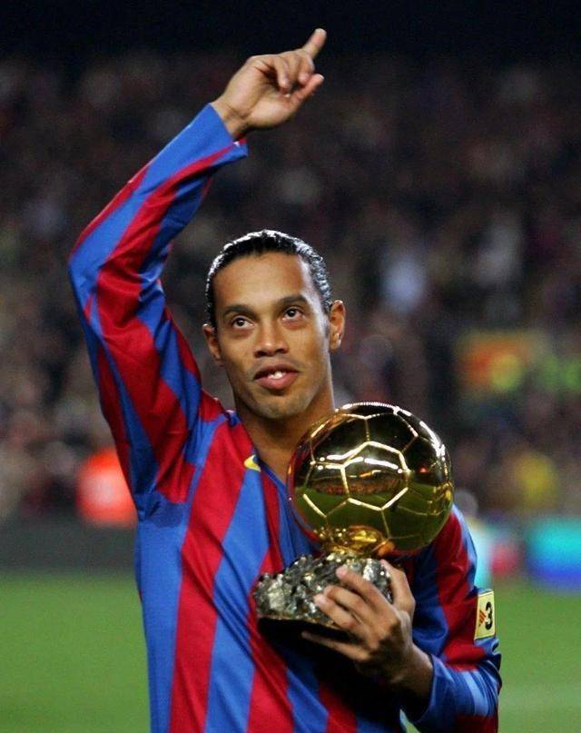 算上他之前就跟随巴西国家队拿到的大力神杯,小罗在25岁就完成了职业