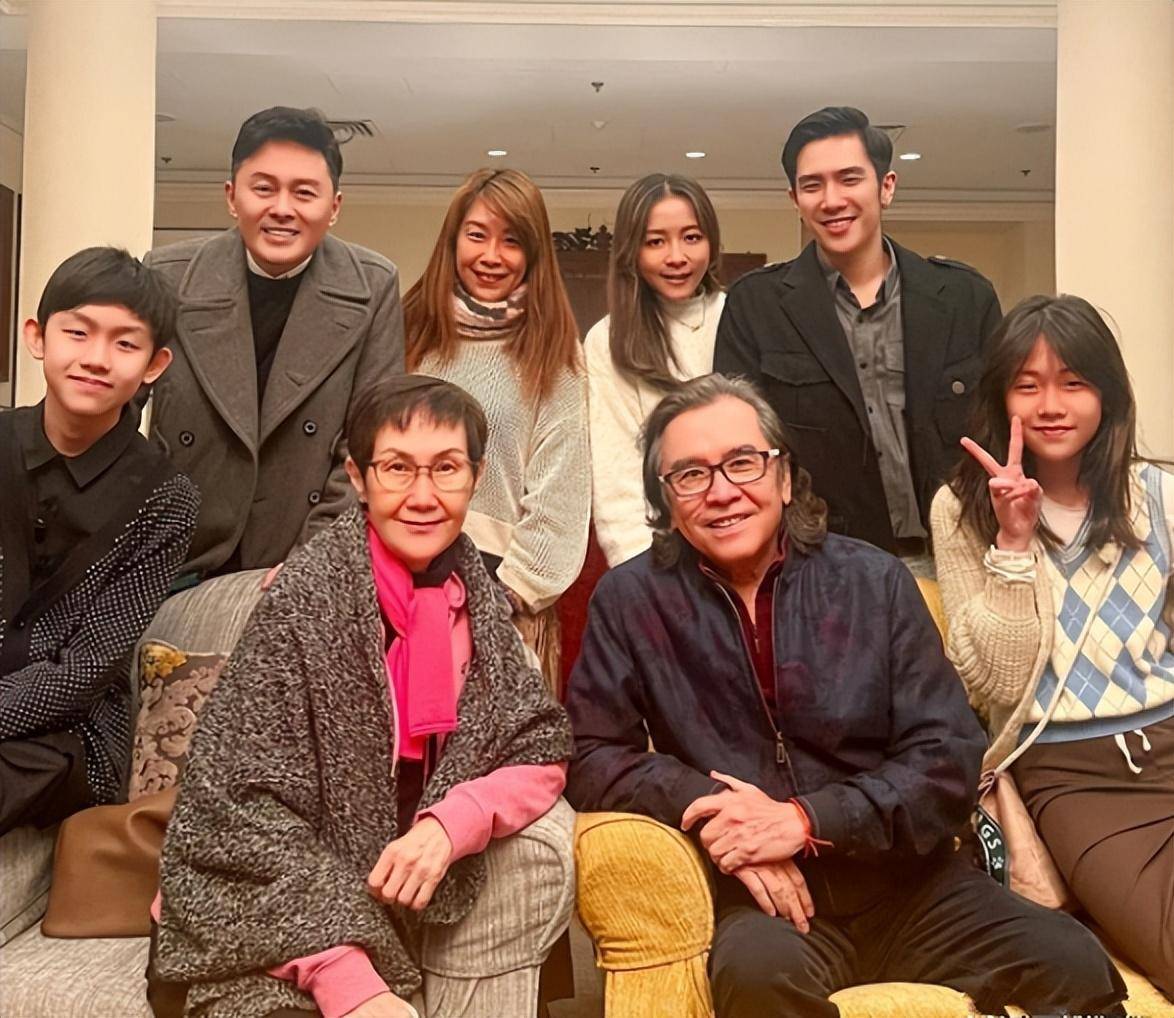 姜大卫罕见晒全家福,外孙五官很像外公,儿子准儿媳颜值高超般配_女儿