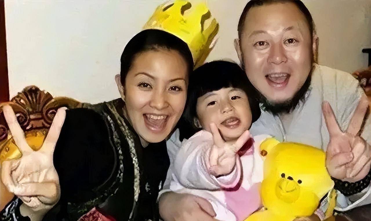 火苗是火风和他19岁的二婚妻子江华所生.喵的心情不错.