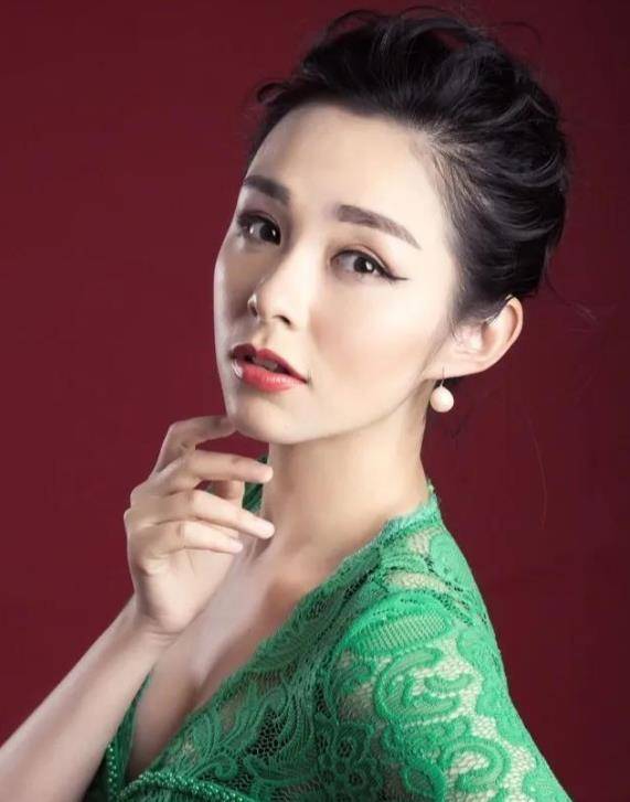 安徽卫视三位主持人:周群名利双收,马滢家庭幸福,夏柏婚恋成迷_儿童