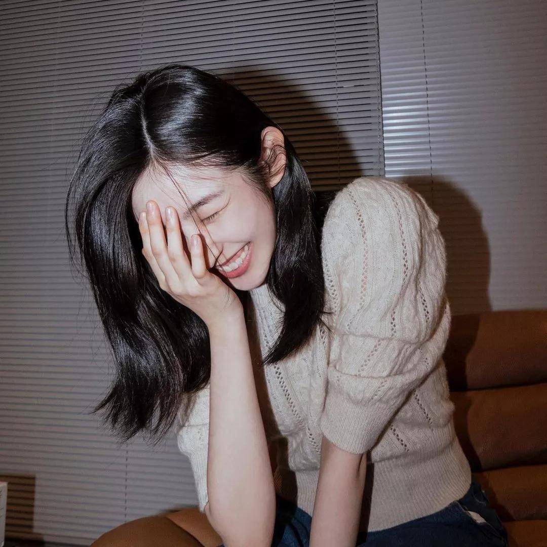 干净,漂亮,自然,大方,这些赞美的话用在朴智贤身上