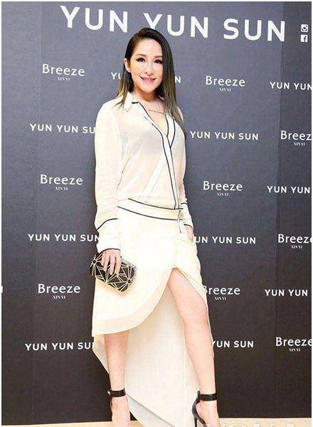 "恋爱小天才"萧亚轩,穿超短破洞牛仔裤,敢穿更酷_白色_黑色_造型