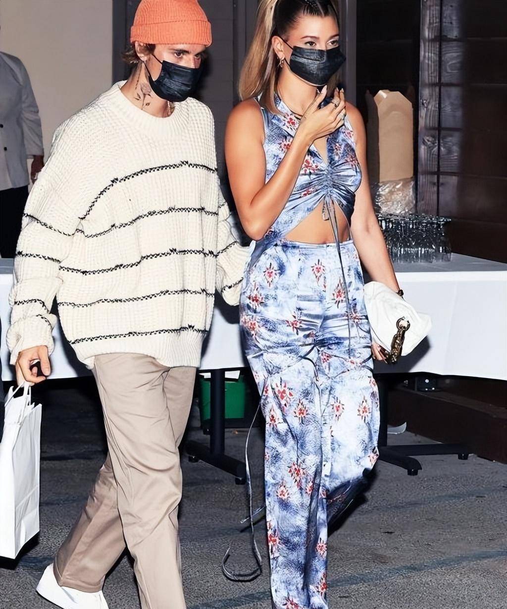 比伯夫妇手牵手与肯豆聚餐,海莉寒风中光腿现身,与闺蜜感情好_德文