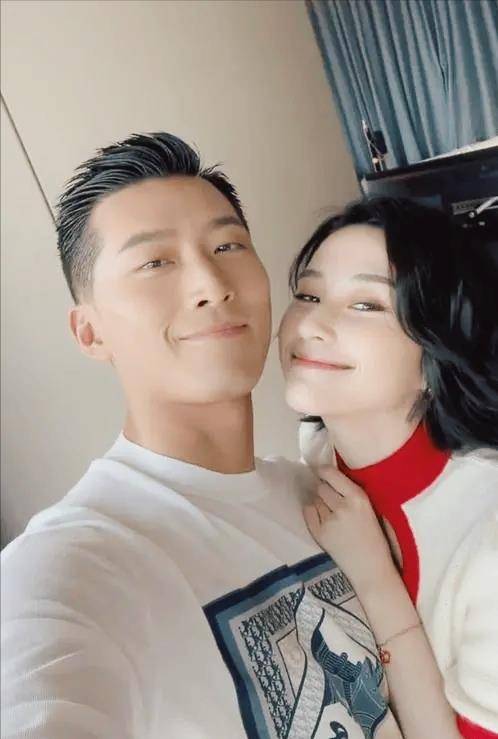 刘嘉玲透露何超莲已婚:嫁了出名的男演员 窦骁否认表示仍守丧_关系