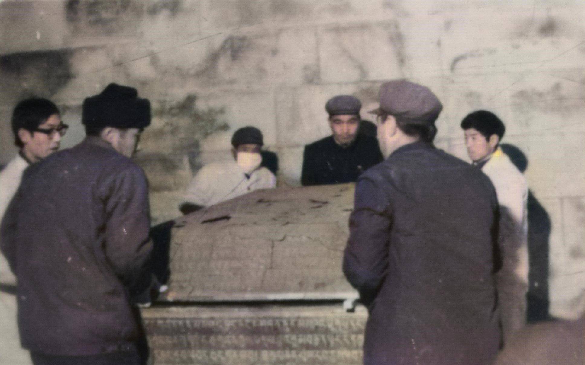 1984年,专家清理慈禧内棺,发现其干尸表面粗糙糟脆,如同干牛粪_孙殿英