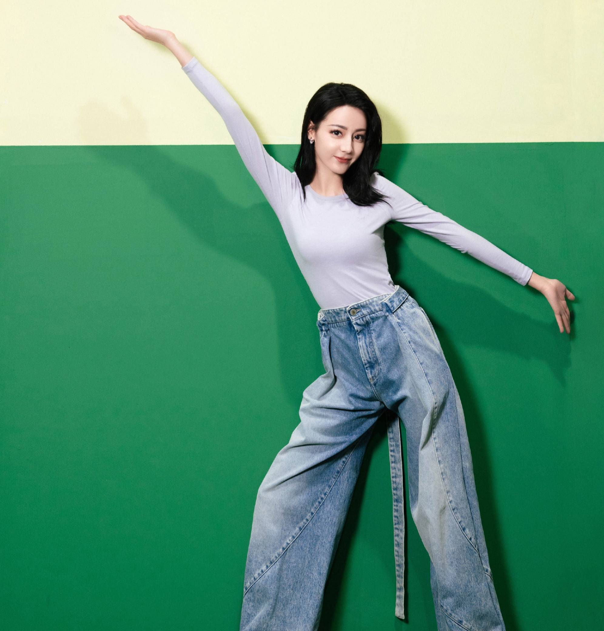 迪丽热巴恋情传闻后首现身,小腹平坦力破怀孕传闻,自曝年后进组_直播