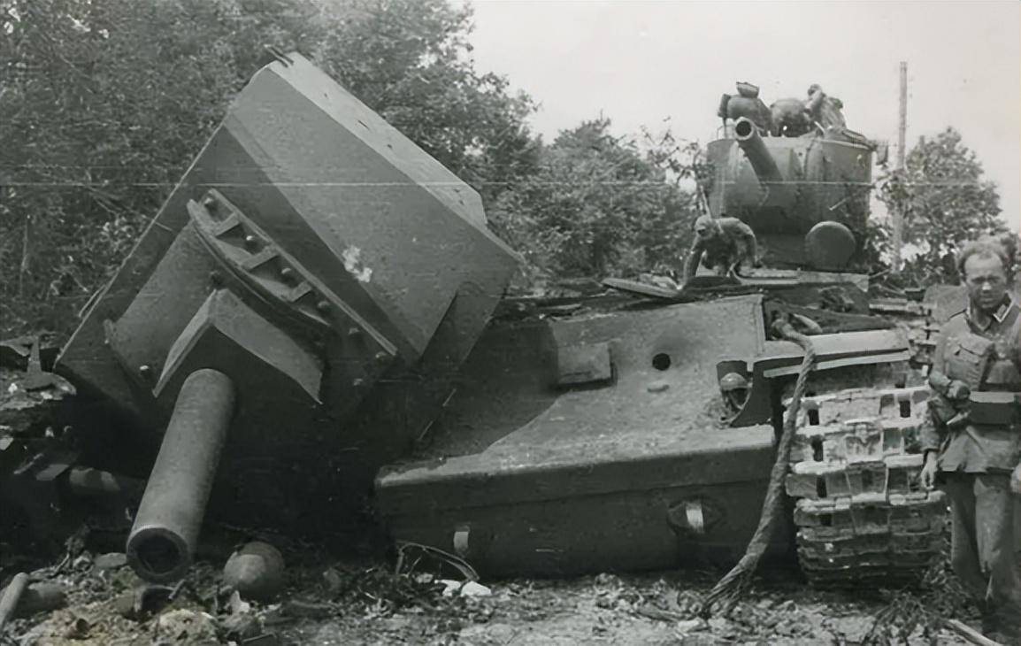 能单挑德军一个师48小时的二战传奇战车kv-2,为何遭苏军嫌弃?