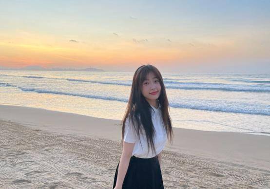 虞书欣晒超美海边照,清纯"少女脸"美到爆,妥妥的校园剧女主!