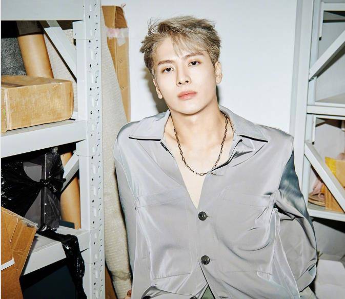 王嘉尔营业预热新专辑发大片,真丝花衬衫性感狙击_新歌_帅哥_港星