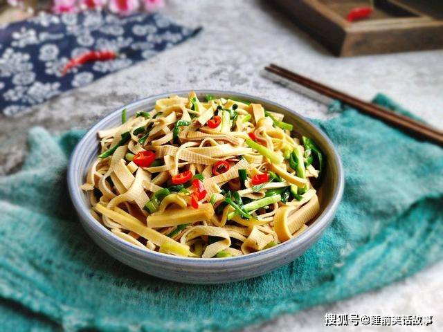 教你爽口解饞的辣炒豆腐絲,營養好吃超下飯_美食_辣椒_紅尖椒