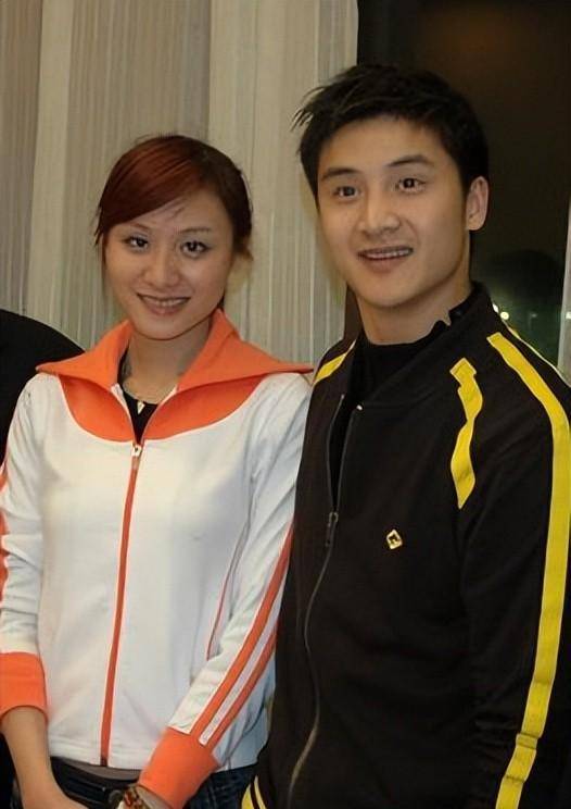 先是通篇的黑稿让叶一茜迅速"爆红",毕竟田亮是奥运会冠军,前女友还是