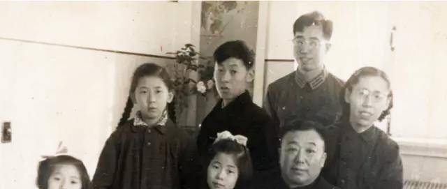 1959年,李维民,侯乃英(右)夫妇在家中与子女合影.