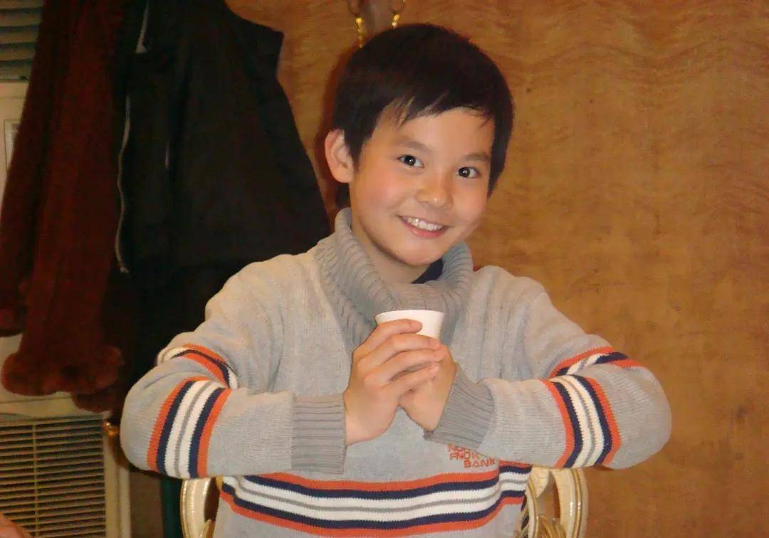 说到娱乐圈中等比例长大的童星,王成阳绝对算一个,他小时候长得特别