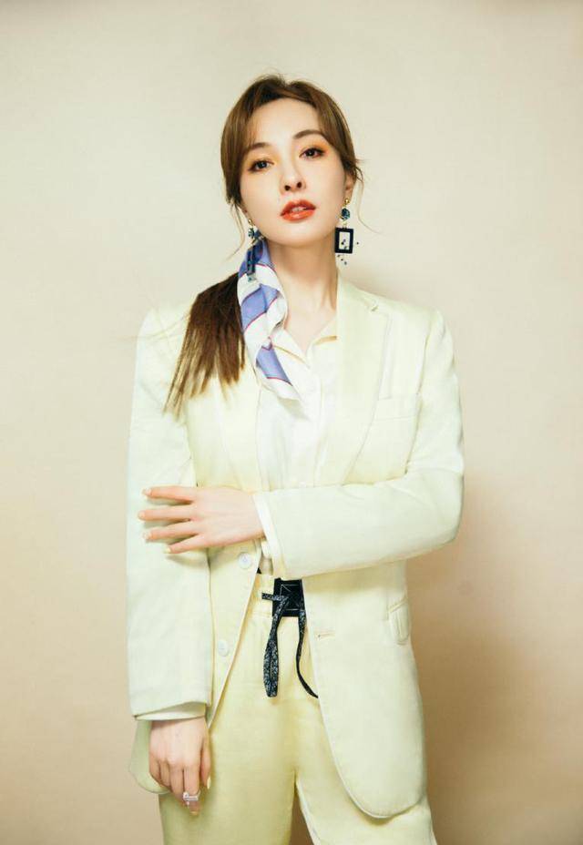 吴昕被誉为"东北赫本",鹅黄色西装清爽干练,丝巾当皮筋真优雅_时尚