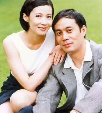 巫剛趙英是解放軍藝術學院的同班同學,兩人1988年結婚,趙英先做演員