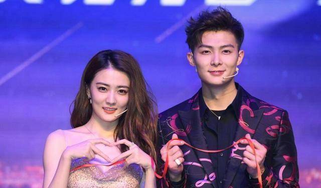 徐璐继承了母亲的好基因，母女俩经常在社交平台上互动，这说明他们的母女关系还是很好的。戴文英的母亲是军人，所以她在生活中对女儿要求很严格。其实，徐璐也是被宠坏长大的