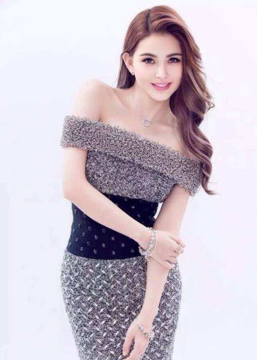 模特昆凌:嫁大14岁周杰伦,婚后连生三胎,如今一家五口其乐融融_台湾省