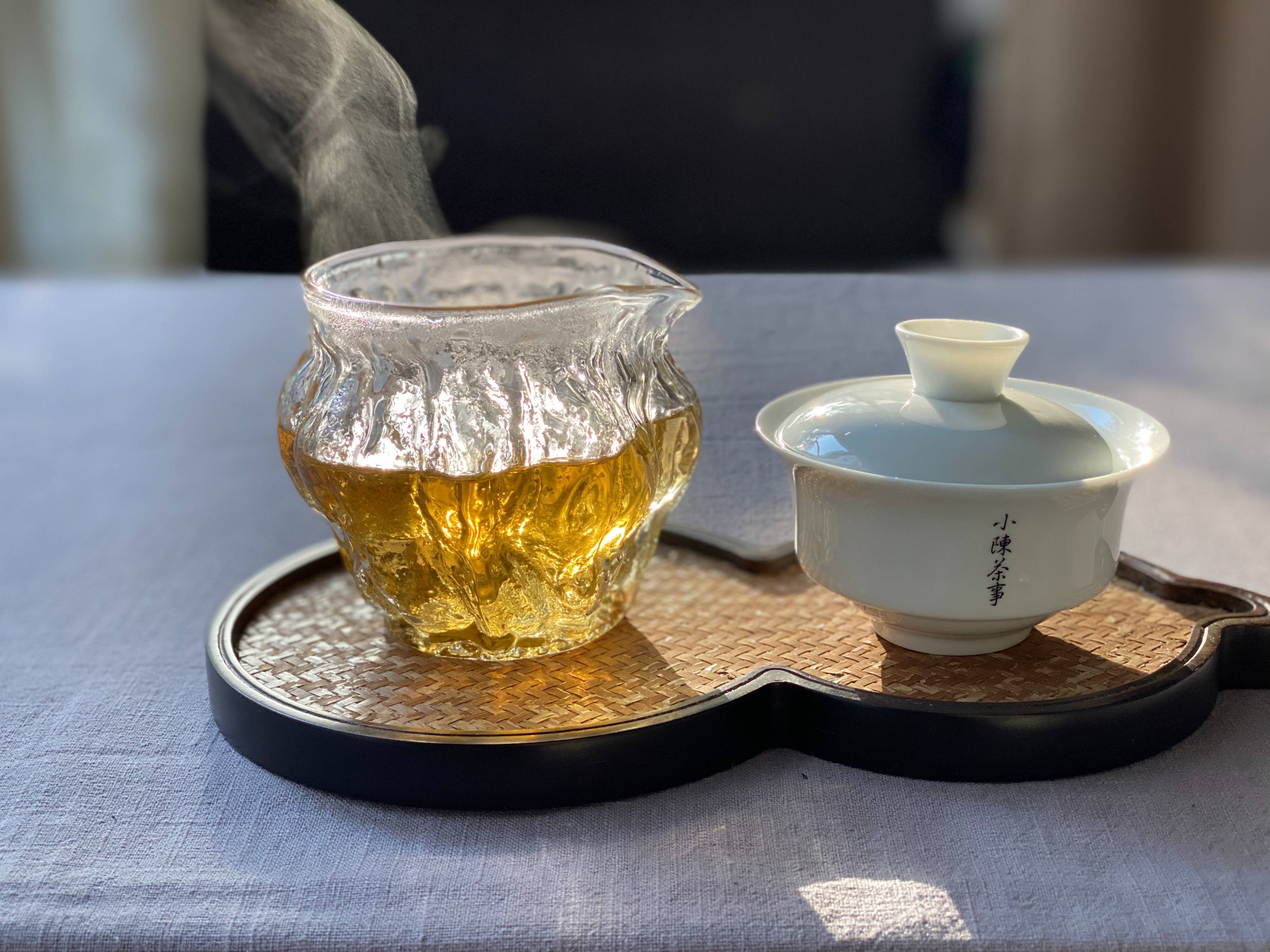泡茶实测,为什么老茶客不爱用玻璃盖碗?