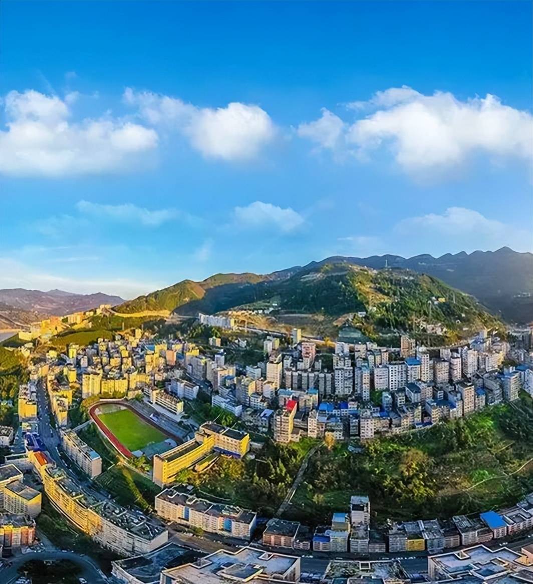 违规搭建,占道经营,"牛皮癣"小广告难觅踪影……漫步在巴东县城街头