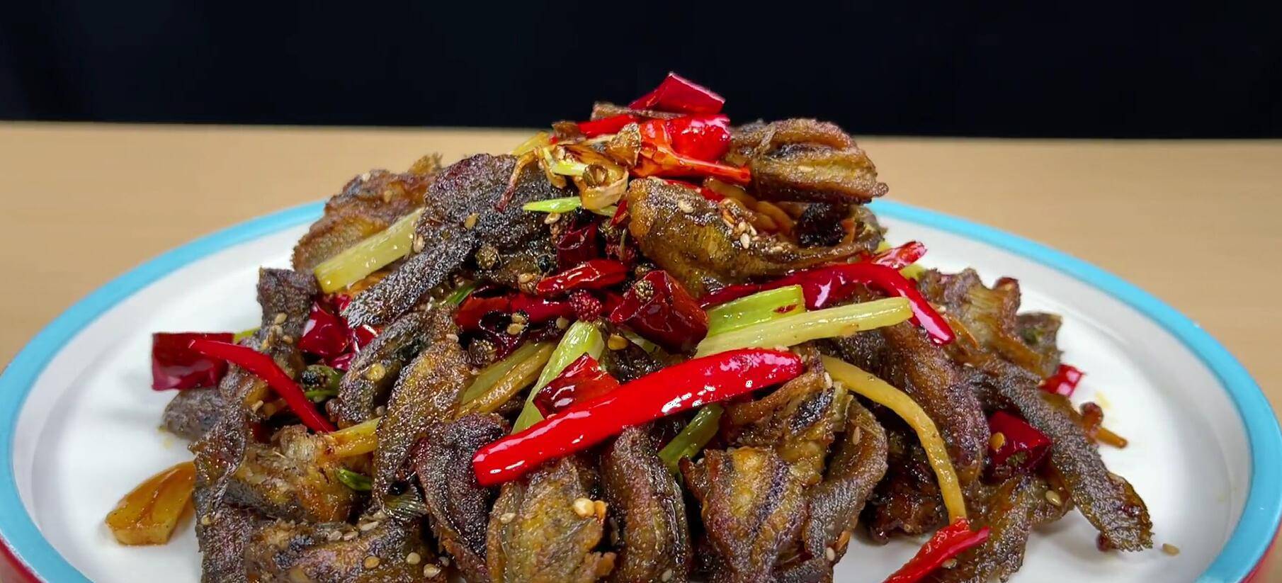 9,一道简单的家常菜干煸泥鳅就做好了,做熟后外酥里嫩,麻辣鲜香,喜欢