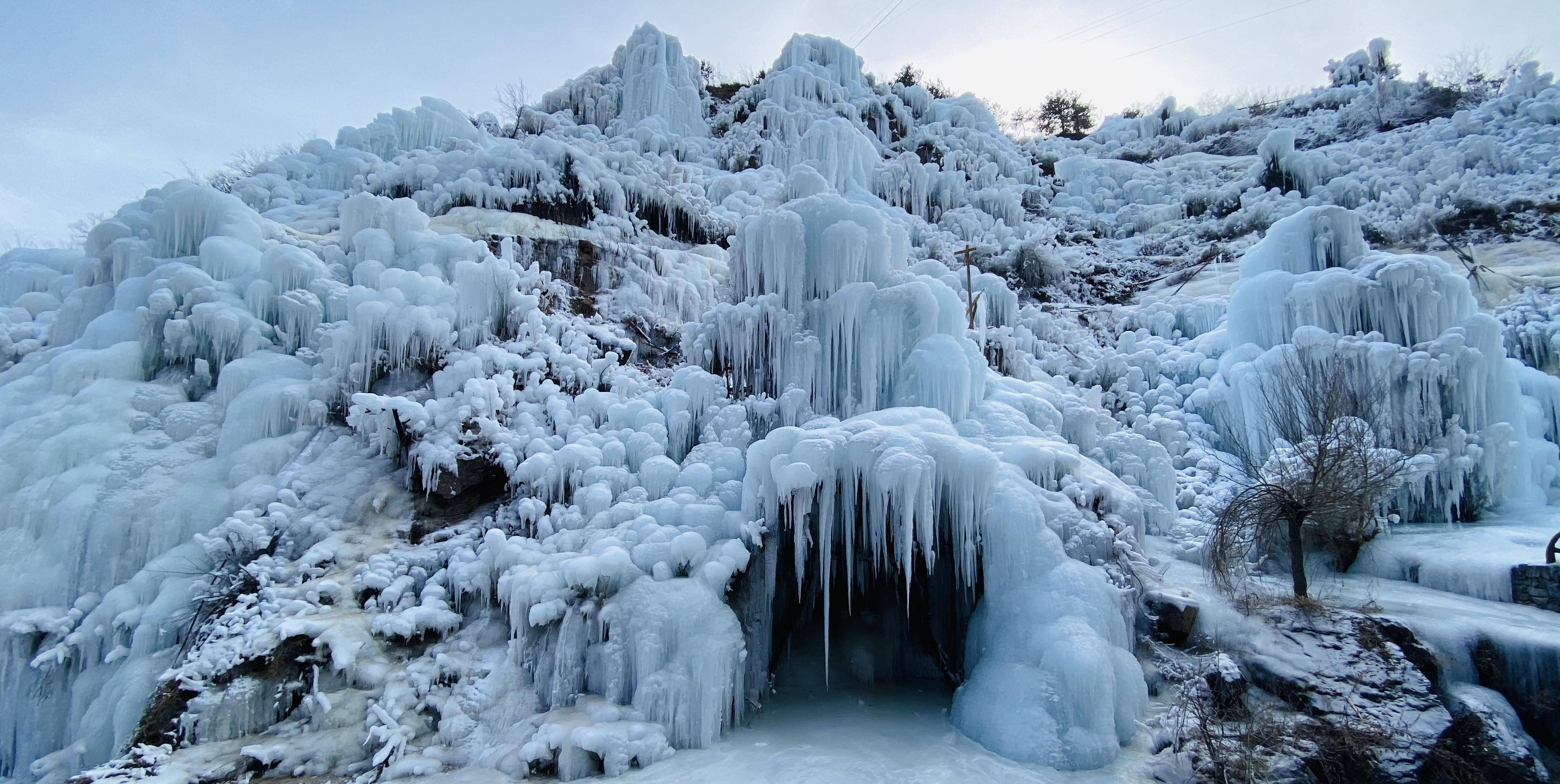 北京郊区冬季旅行必去的冰瀑布群,距离近无需徒步1小时就能到达