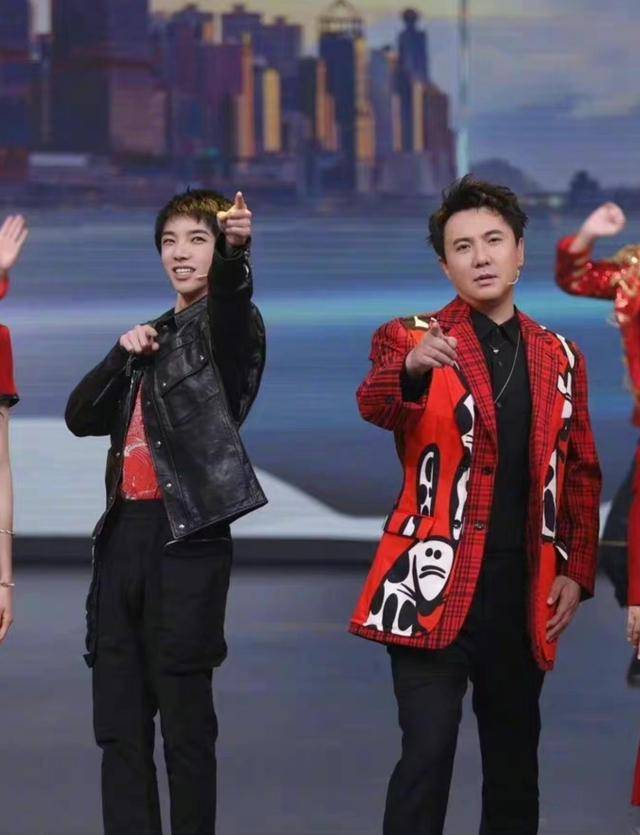 沈腾没宣传新歌引热议,华晨宇粉丝大骂他忘恩,辜负之前包场电影_事情