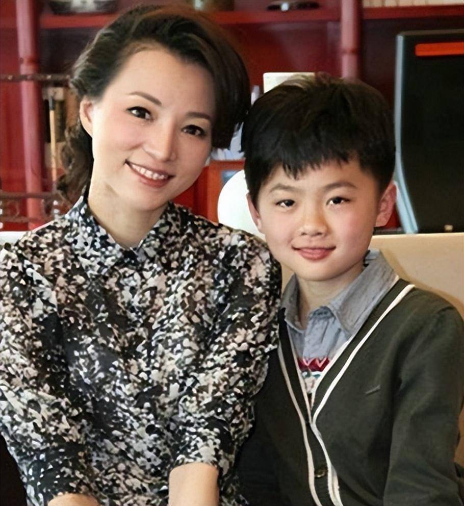 对比央视主持人的儿女,董卿儿子帅气,周涛老婆亲如姐妹_女儿_妈妈
