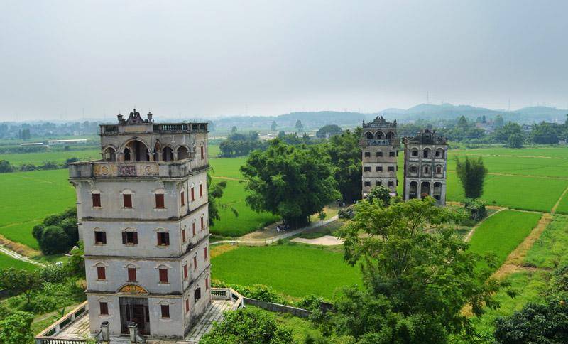 开平碉楼最多的时候有3000多座,现存的有1000多座,样式种类繁多.