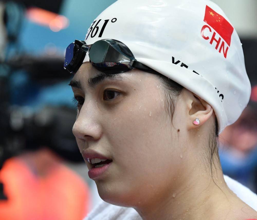 接着是女子100米蝶泳,张雨霏在预赛游出55秒62的