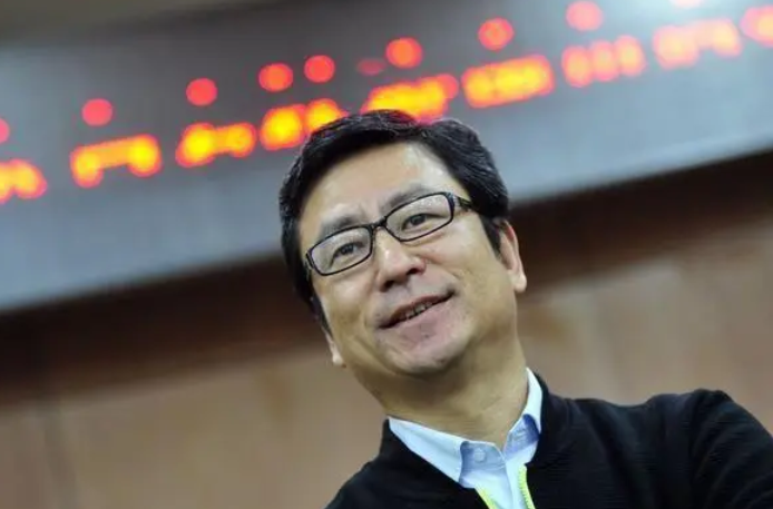 央视名嘴白岩松:年轻时为弱者发声,老来被传"自杀"_年轻人_工作_评价