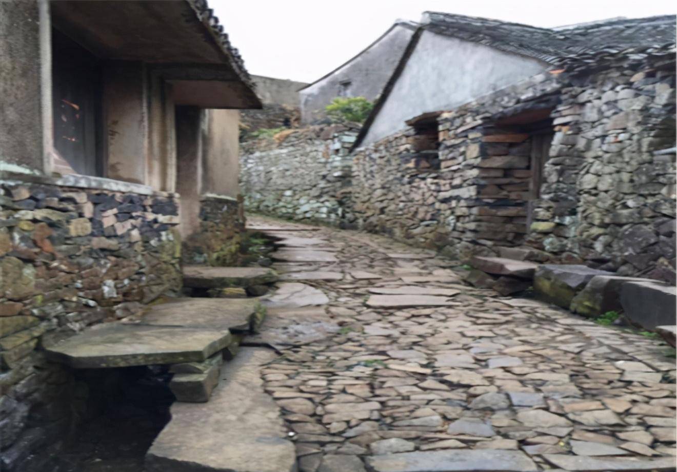 恩平石头村为啥被村民抛弃了?现搬到哪里了?新村子也是石的吗?