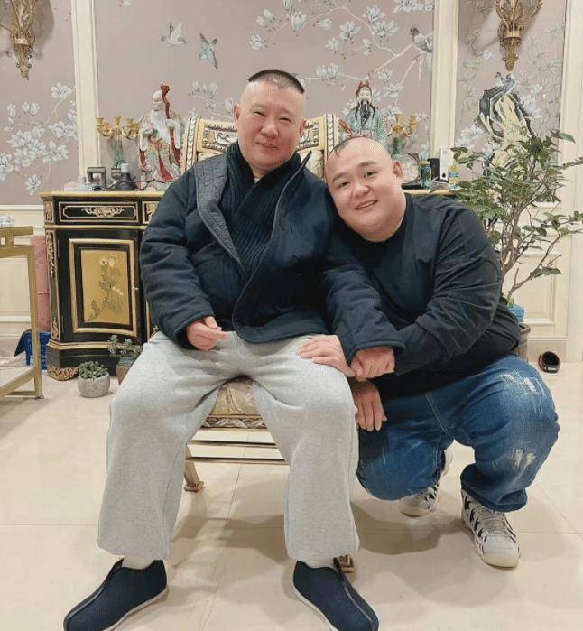 郭德纲庆49岁生日,豪宅装修奢华贵气,面色红润与徒弟亲密合照_相声