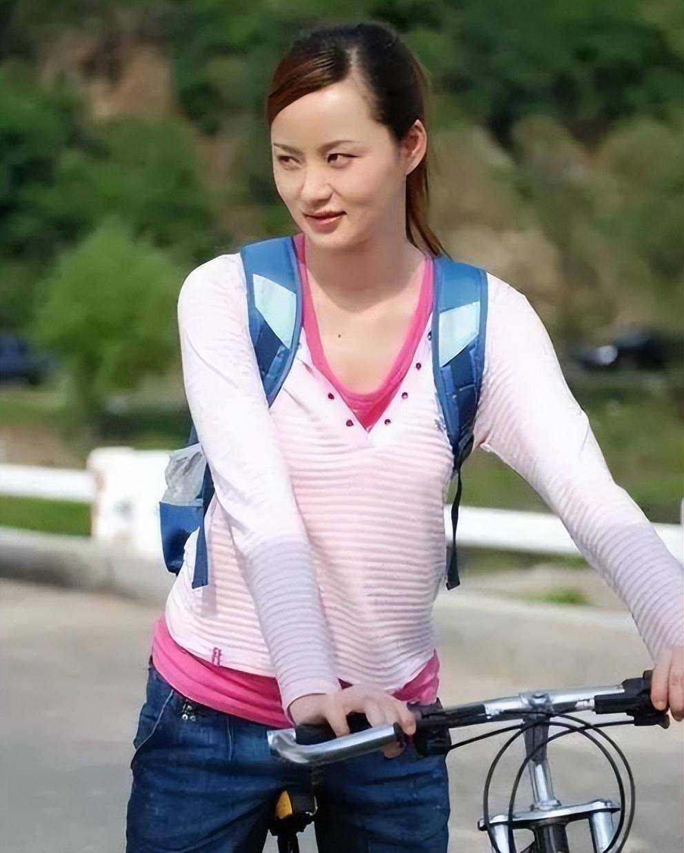 陈艳楠(吴一迪),肤白美貌的大学生,小沈阳饰演的王天来起初喜欢的人物