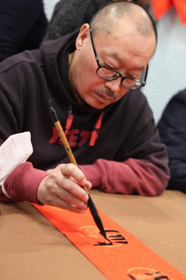 谢冰毅,毛鸿雁,武庆平,张体义四位书法家受邀为现场嘉宾书写春联,现场