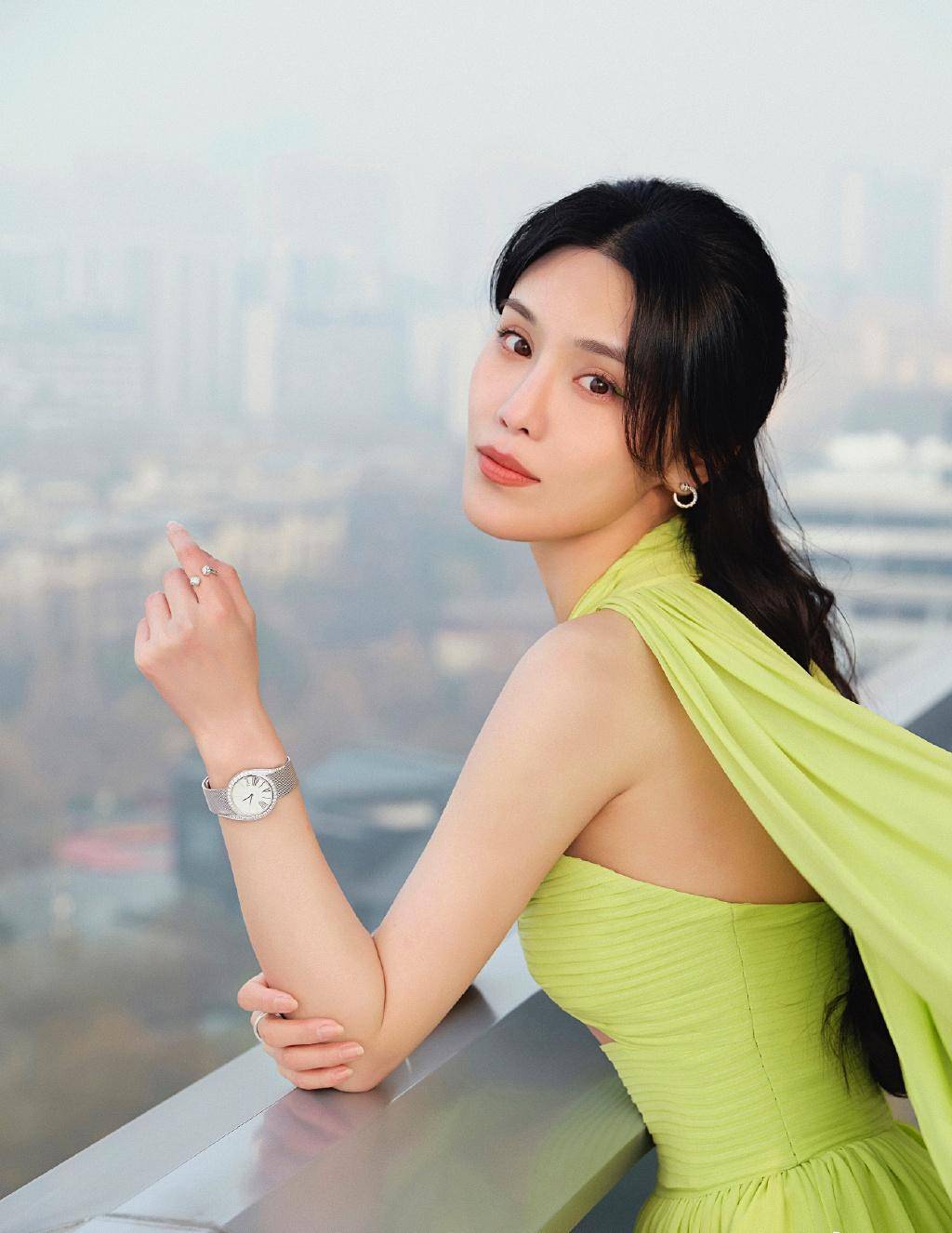 女星韩丹桐穿绿色飘逸披肩长裙,略露香肩,凤眼半弯藏琥珀_照片_电影节