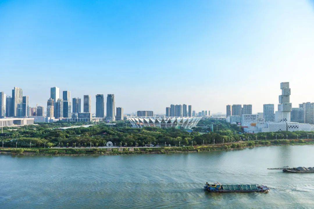 保利秀台天珺不仅拥有一线东平河最佳观景点,还有超10万平佛山公园