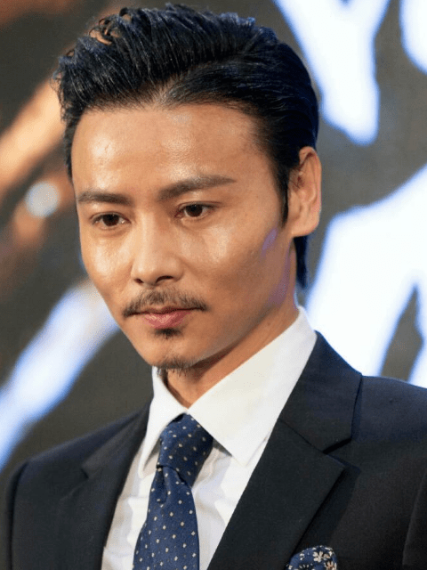 陆续出演了诸多的反派角色,他也是那种看上去面善却是内心非常的阴狠